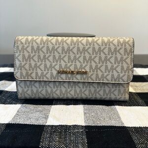 White Michael Kors wallet